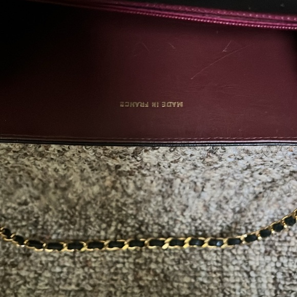 Chanel Lambskin shoulder bag in excellent preowned condition. L9”xH5.5”xD1.5” - Picture 4 of 12